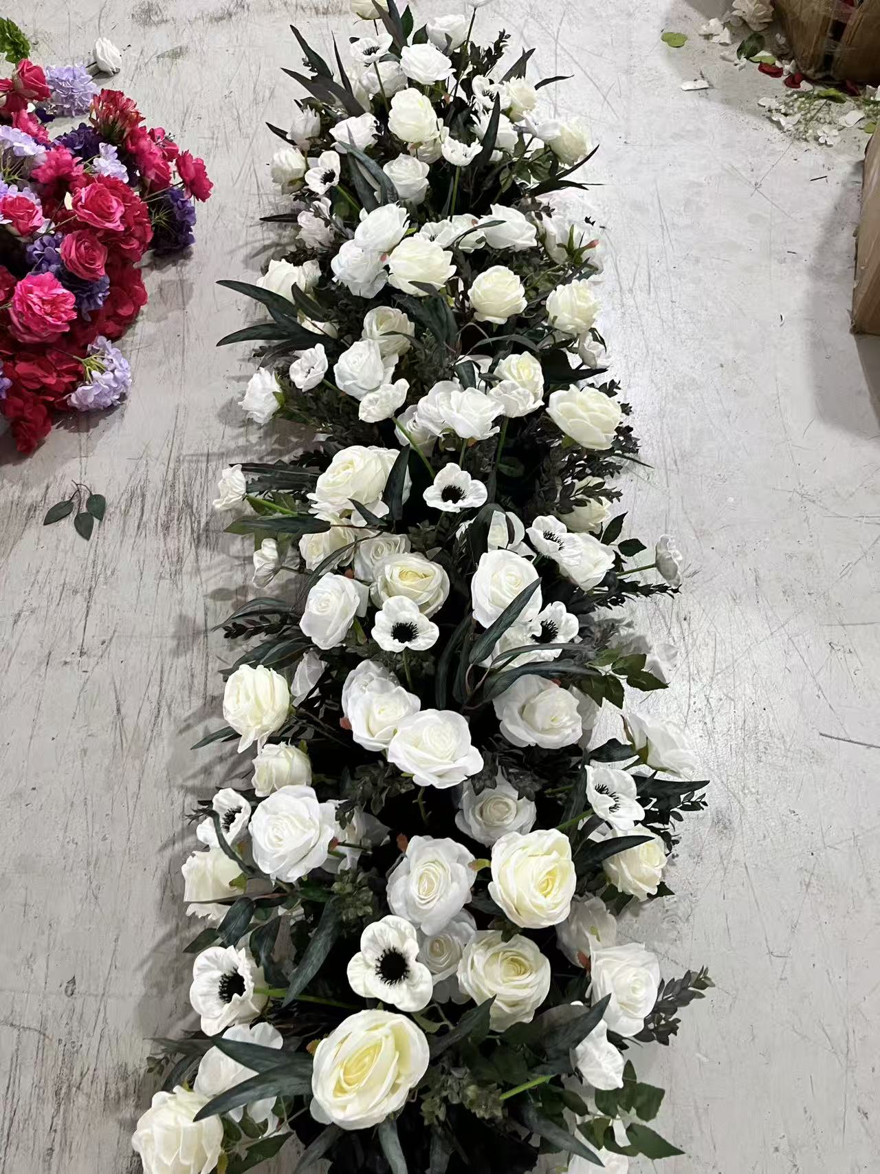 PPS Wholesale Artificial Black White Flower Runner Arrangement Silk Flower Row for Wedding Event Party Decor