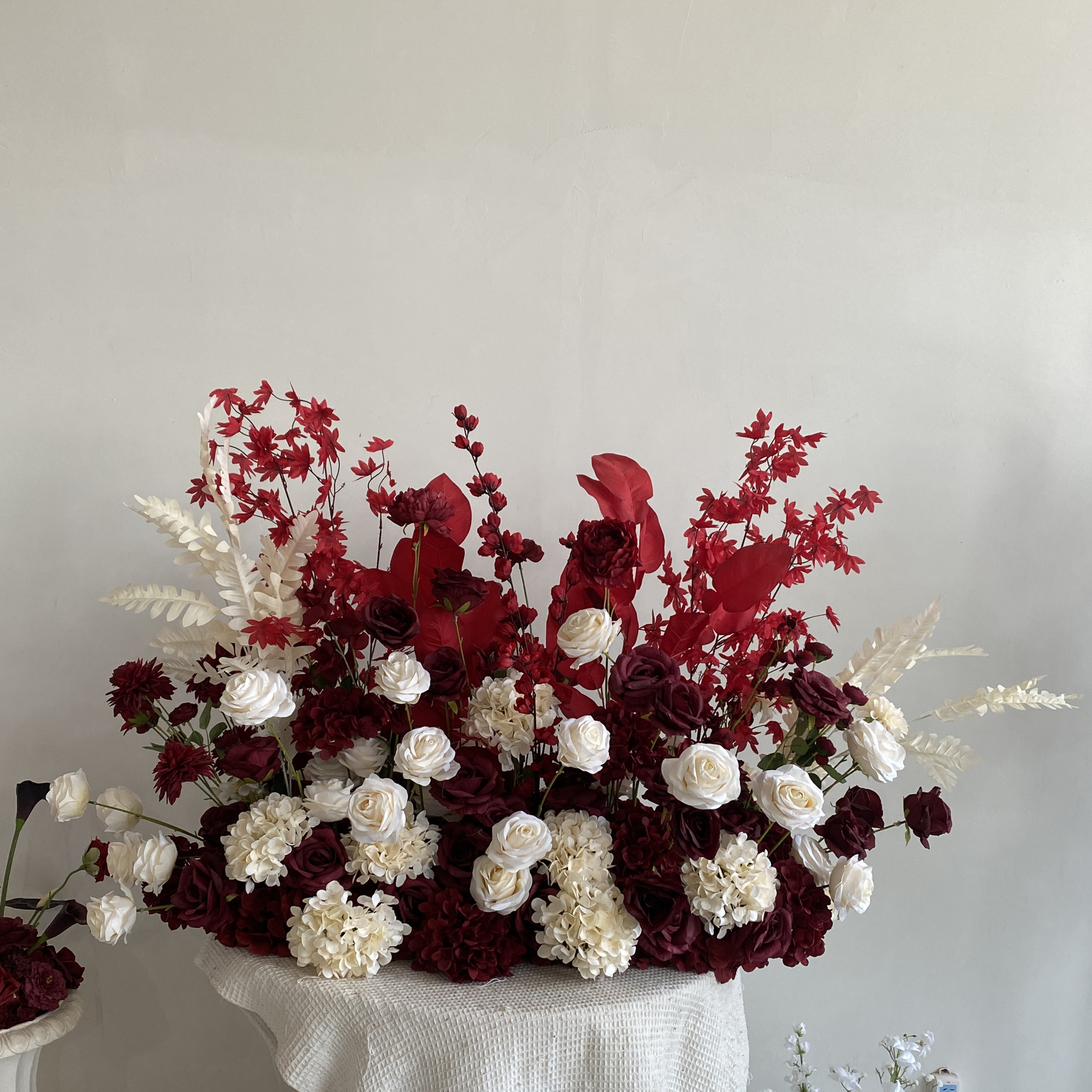 PPS Wholesale Artificial Red White Ground Flower Runner Arrangement Silk 100cm Ground Flower Runner Wedding Decor